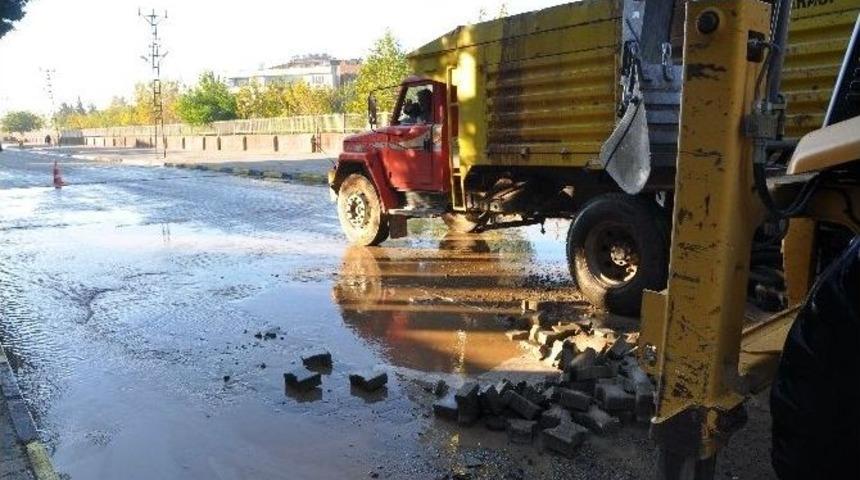 İslahiye&rsquo;de Su Borusu Patladı Yollar Nehre D&ouml;nd&uuml;