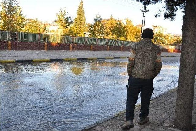 İslahiye’de Su Borusu Patladı Yollar Nehre Döndü