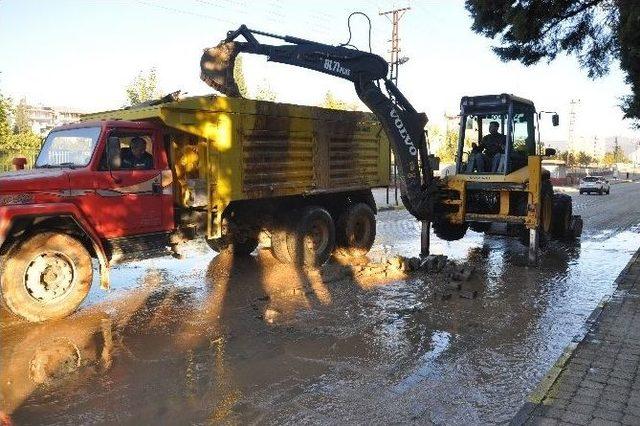 İslahiye’de Su Borusu Patladı Yollar Nehre Döndü