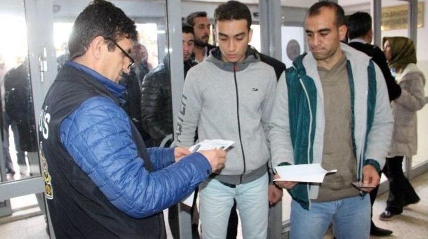 Adaylar İçeride, Anne Ve Babalar Dışarıda Ter Döktü