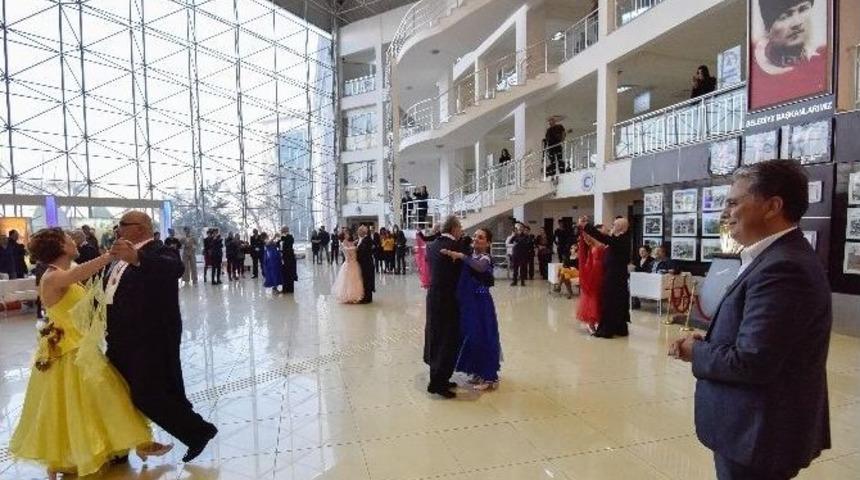 Yaşlı Evi Dans Şampiyonları Başkan Uysal&rsquo;la Buluştu