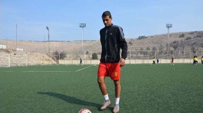 Libya&rsquo;daki İ&ccedil; Savaştan Ka&ccedil;ıp, Futbol Sevdası İ&ccedil;in Malatya&rsquo;ya Geldi