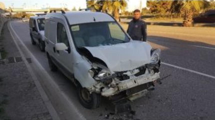 Kamyonet Minib&uuml;se Arkadan &Ccedil;arptı: 1 Yaralı