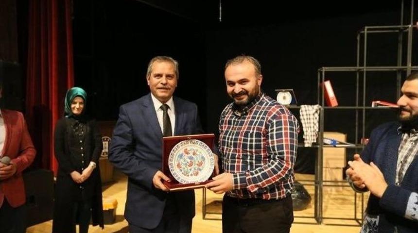 &rsquo;en B&uuml;y&uuml;k Haber&rsquo; İsimli Tiyatro Oyunu K&uuml;tahya&rsquo;da Da Sahnelendi