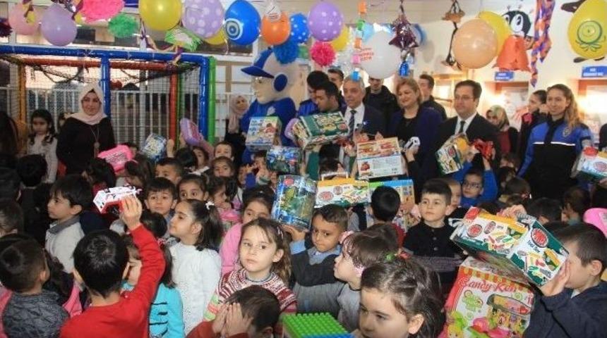Vali Toprak&rsquo;tan 150 &Ccedil;ocuğa Oyuncak