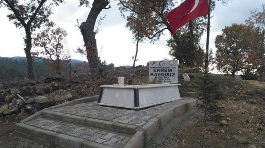 Mezarlıkların Bakımları S&uuml;r&uuml;yor