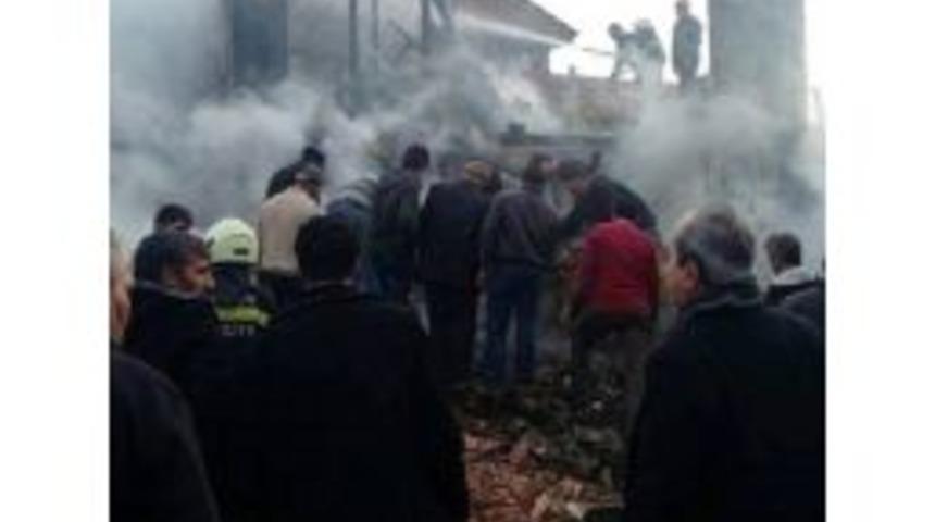 Vezirk&ouml;pr&uuml;&rsquo;de Bir Ev Yanarak K&uuml;l Oldu