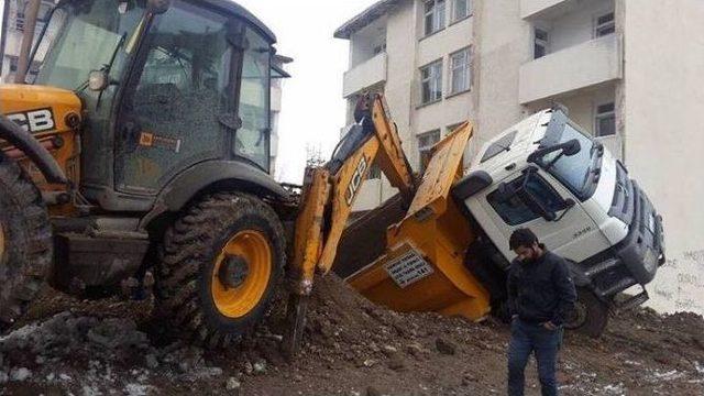 Temel Atma Töreninde Görünmez Kaza