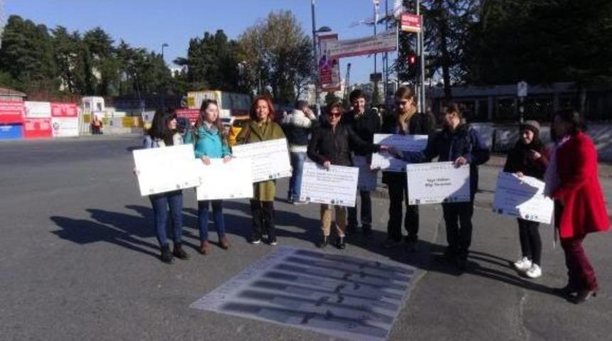 D&uuml;nya Trafik Mağdurları Anma G&uuml;n&uuml;nde  Eyleme 9 Kişi Katıldı