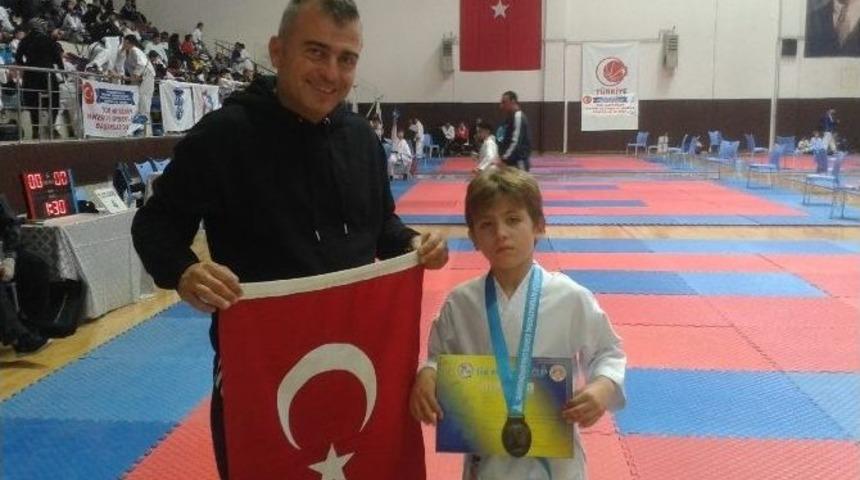 Fo&ccedil;alı Minik Sporcu Madalyaya Doymuyor