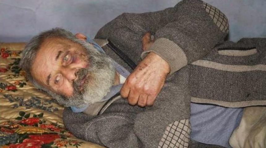 Yalnız Kaldığı Eşyasız Evde Komşuları Bakıyor