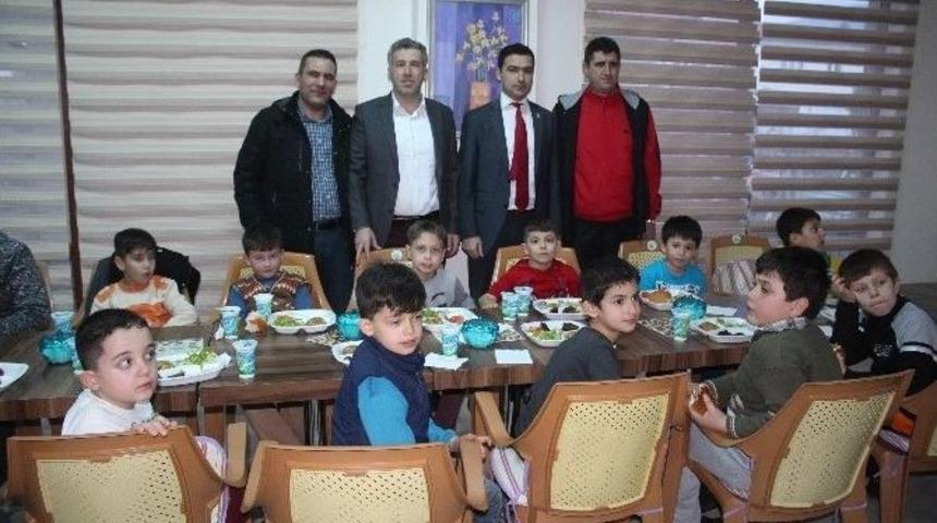 Minik Sporculara Moral Yemeği