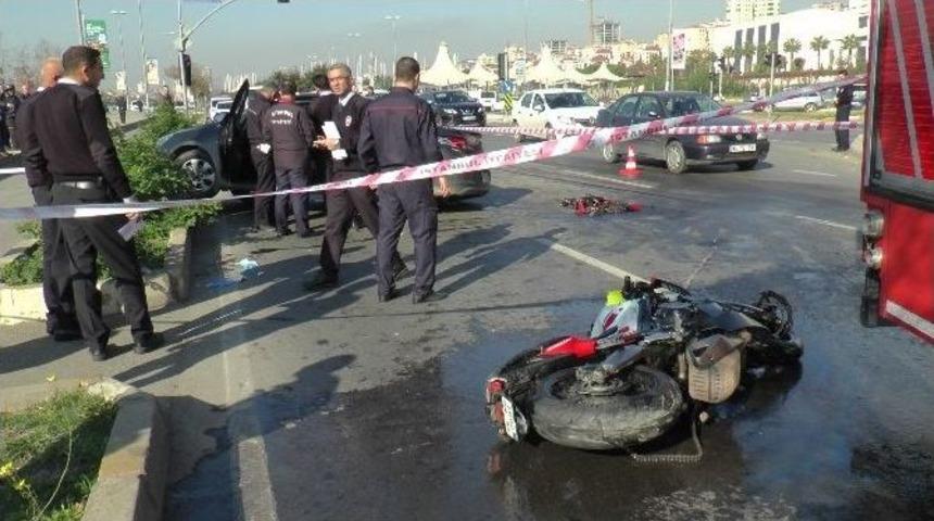 Motosiklet, Hatalı D&ouml;n&uuml;ş Yapan Otomobile &Ccedil;arptı: 1 &Ouml;l&uuml;, 3 Yaralı