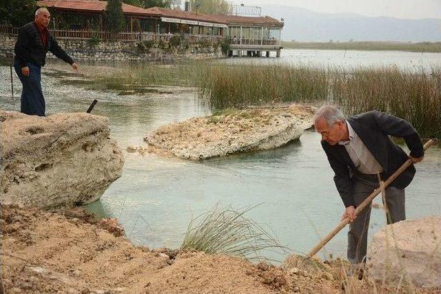 Başkan Acar Eline Aldığı Kazma, Kürek İle Su Sorununa El Attı