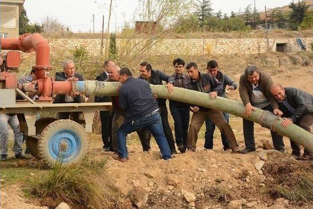 Başkan Acar Eline Aldığı Kazma, Kürek İle Su Sorununa El Attı