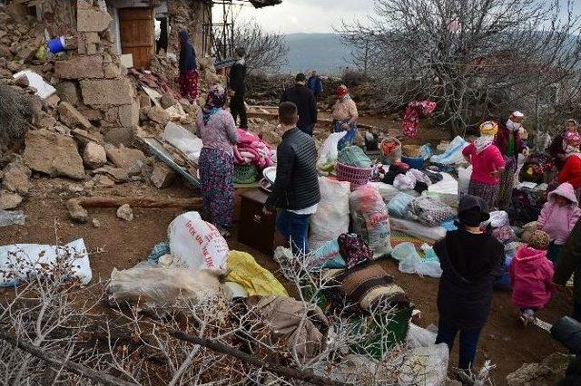 Gelibolu Belediyesi’nden Depremzedelere Su Yardımı