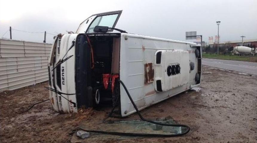 Aliağa&rsquo;da İş&ccedil;i Servisi Devrildi: 12 Yaralı