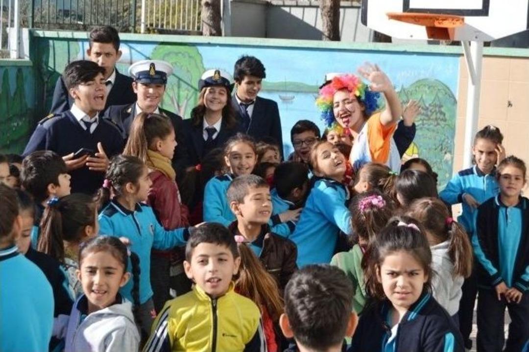 Liseli Denizciler Cep Har&ccedil;lıklarıyla &Ccedil;ocukları G&uuml;ld&uuml;rd&uuml;