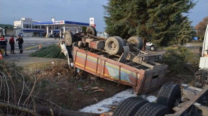 S&uuml;t Toplama Kamyonu Yoldan &Ccedil;ıktı, Bir Kişi &Ouml;ld&uuml;