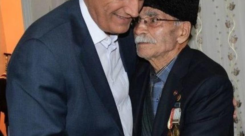 Ardahan Valisi Ve Eşinden Kore Gazisine Ziyaret