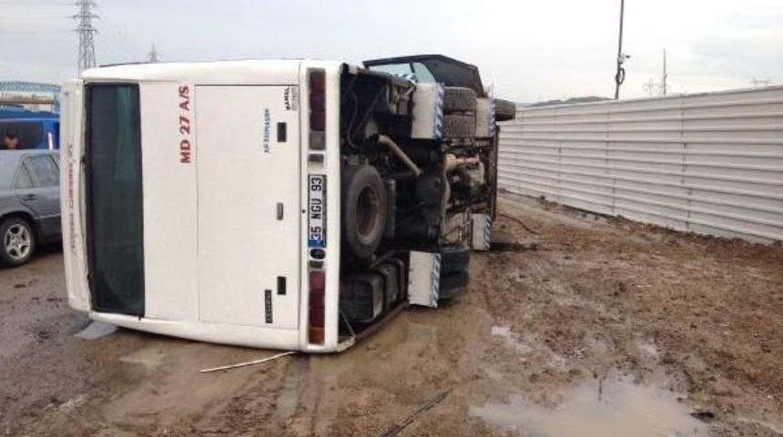 İş&ccedil;i Servisi Devrildi: 12 Yaralı