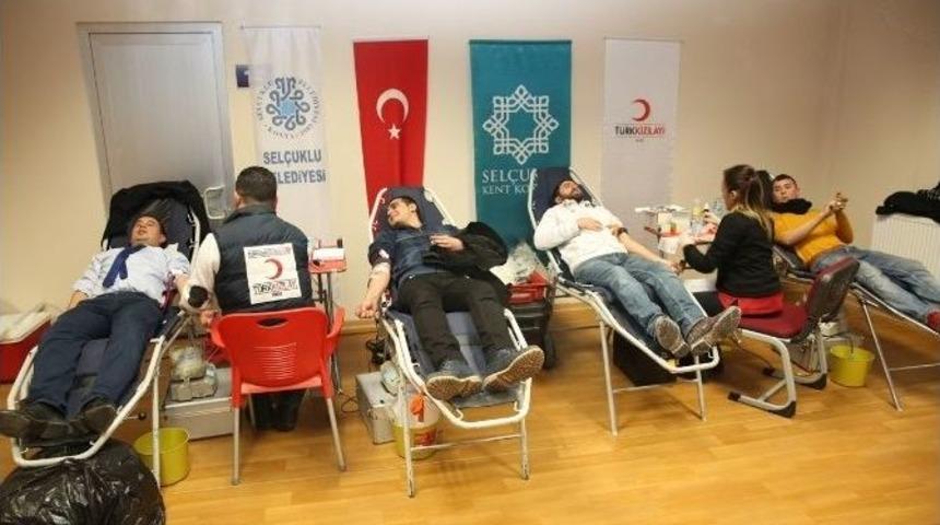 Sel&ccedil;uklu Kent Konseyinden Kızılay&rsquo;a Destek