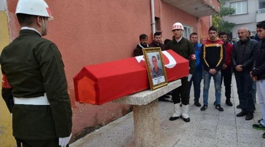 Şehidin Cenazesinde Feryatlar Y&uuml;rekleri Dağladı