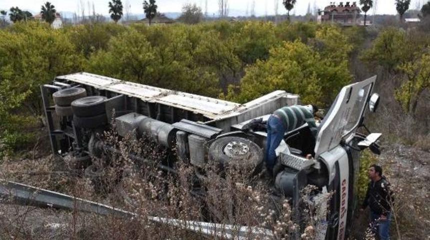 Kamyon Narenciye Bah&ccedil;esine Devrildi: 2 Yaralı