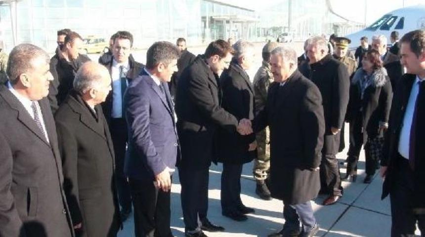 Bakan Arslan U&ccedil;aktan Inip Temel Attı