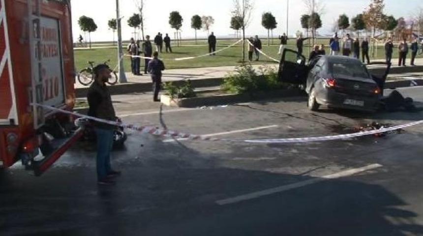 &Ccedil;inli S&uuml;r&uuml;c&uuml;n&uuml;n Kullandığı Otomobil Ile Motorsiklet &Ccedil;arpıştı; 1 &Ouml;l&uuml;
