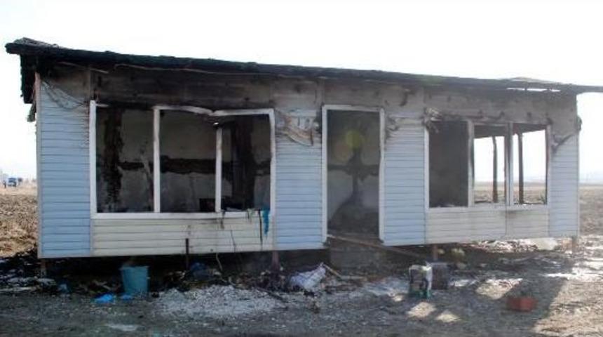 İş&ccedil;i Konteynerinde Yangın &Ccedil;ıktı: 1 &Ouml;l&uuml;, 7 Yaralı