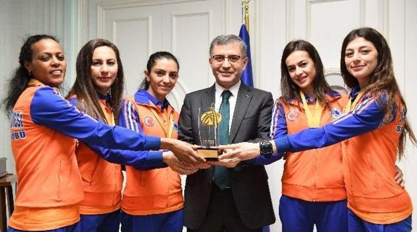 &Uuml;sk&uuml;darlı Altın Kızlardan Avrupa&rsquo;da Bir İlk