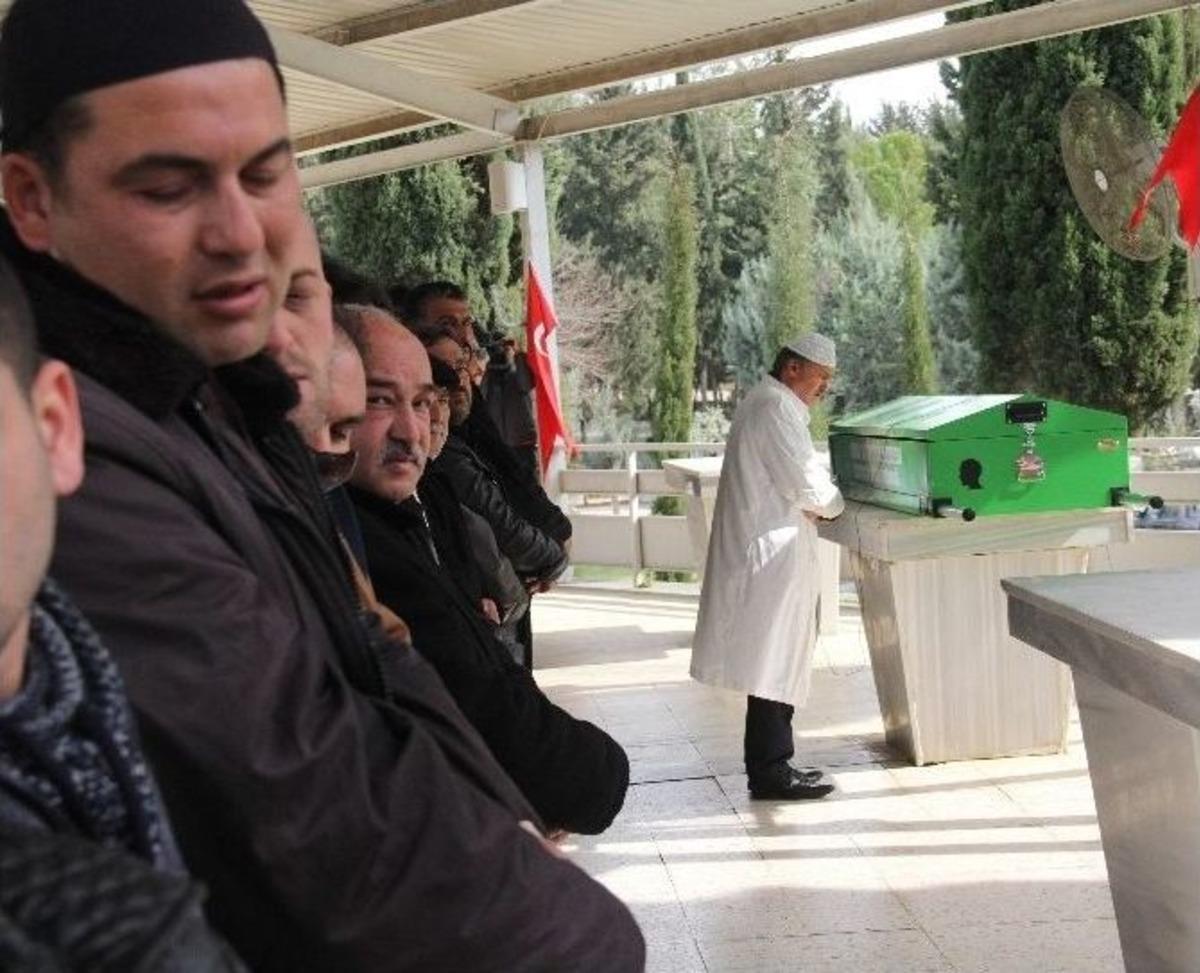 Oğlunun Kazaen &Ouml;ld&uuml;rd&uuml;ğ&uuml; Eşini Ağıtlarla Uğurladı