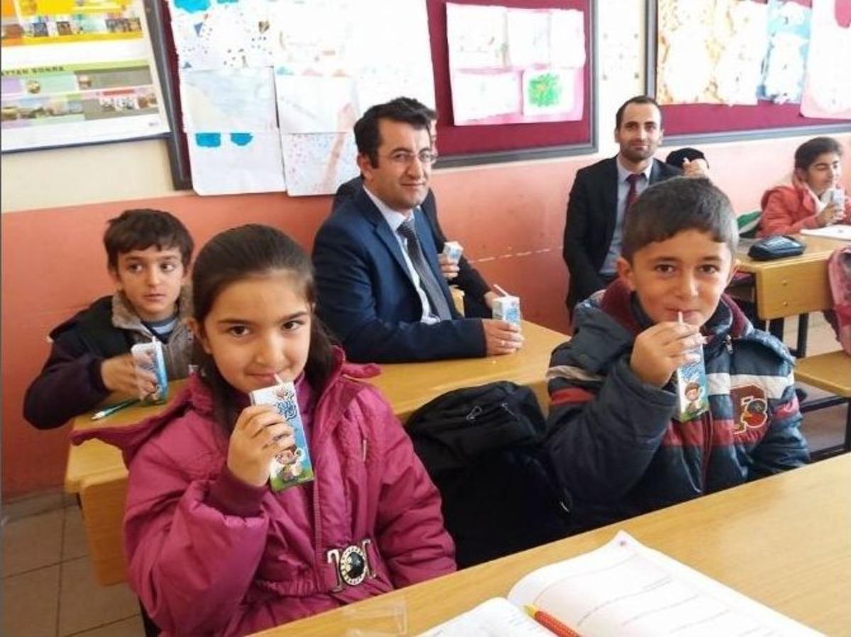 Bah&ccedil;esaray&rsquo;da &rsquo;okul S&uuml;t&uuml;&rsquo; Dağıtımı