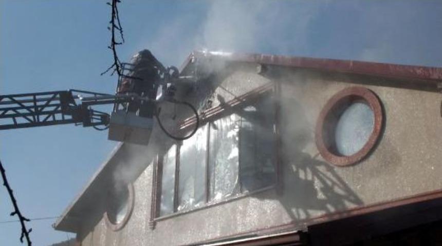 Akyazı'da Evin &Ccedil;atı Katında Yangın