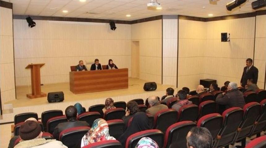 Oltu&rsquo;da Halk G&uuml;n&uuml; Toplantısında İşsizler İş İstedi