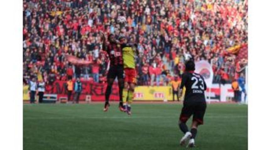 Eskişehirspor&rsquo;un Yeni Evinde İlk Kırmızı Kart Semih Şent&uuml;rk&rsquo;e &Ccedil;ıktı