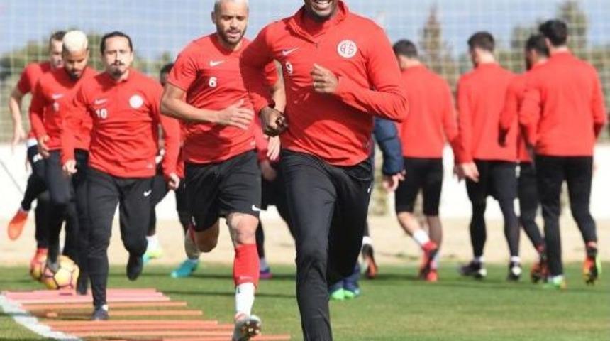 Antalyaspor G&uuml;&ccedil; Depoladı