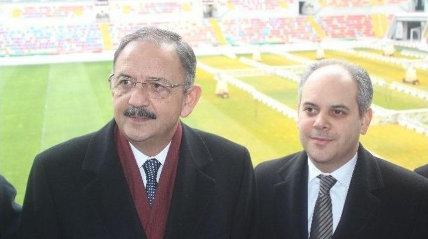 Bakanlar &Ouml;zhaseki Ve Kılı&ccedil;, Kadir Has Stadı&rsquo;nda Top Oynadı