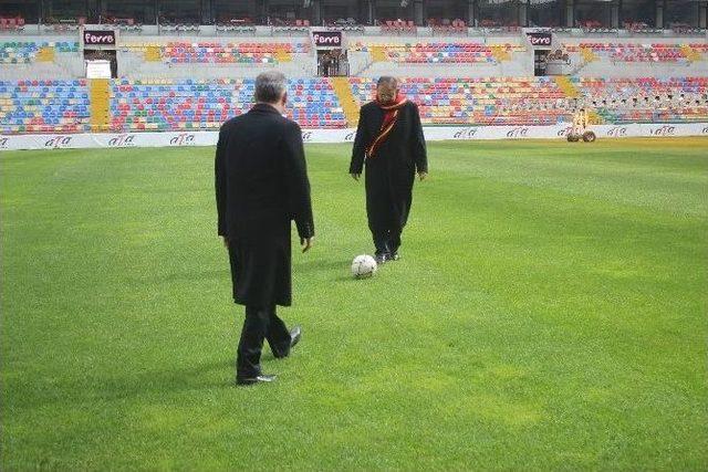 Bakanlar &Ouml;zhaseki Ve Kılı&ccedil;, Kadir Has Stadı&rsquo;nda Top Oynadı 1