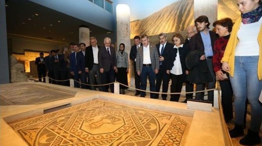 Ak Parti Yerel Y&ouml;netim Başkanları B&uuml;y&uuml;kşehir&rsquo;in Projelerini Gezdi