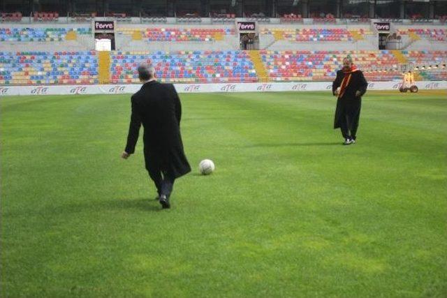 Bakanlar &Ouml;zhaseki Ve Kılı&ccedil;, Kadir Has Stadı&rsquo;nda Top Oynadı 2