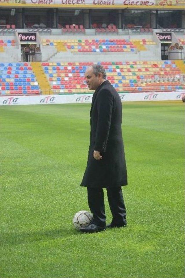 Bakanlar &Ouml;zhaseki Ve Kılı&ccedil;, Kadir Has Stadı&rsquo;nda Top Oynadı 3