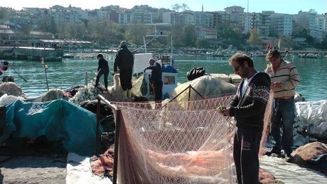 Balıkçılar Ağlarını Onarıyor