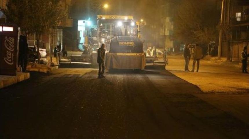 Silopi&rsquo;De Sokağa &Ccedil;ıkmaya Yasağı Saatlerinde Asfaltlama &Ccedil;alışması
