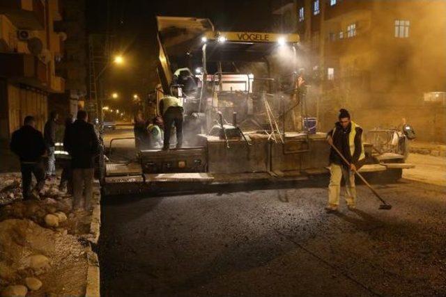 Silopi’De Sokağa Çıkmaya Yasağı Saatlerinde Asfaltlama Çalışması