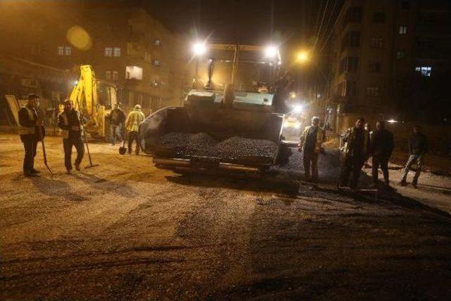 Silopi’De Sokağa Çıkmaya Yasağı Saatlerinde Asfaltlama Çalışması