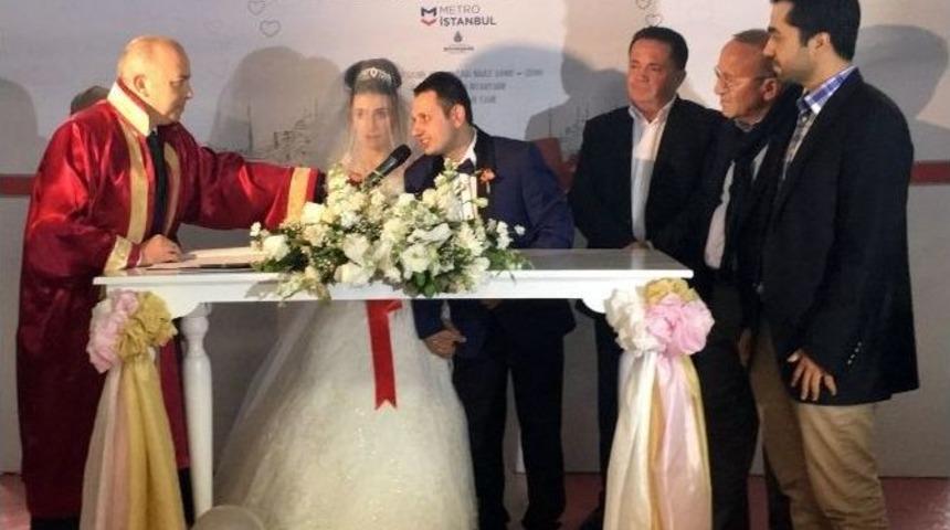 Metro İstasyonunda Evlendiler