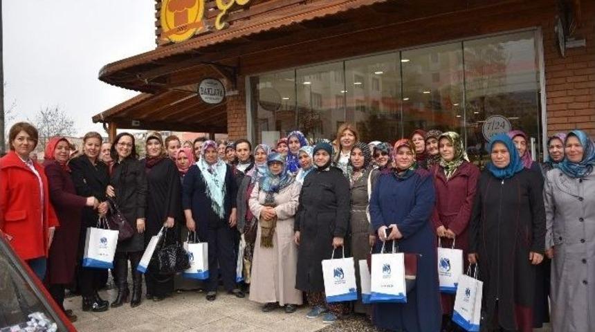 Başkan &Ccedil;er&ccedil;i Muhtar Eşleriyle Bir Araya Geldi