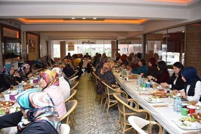 Başkan &Ccedil;er&ccedil;i Muhtar Eşleriyle Bir Araya Geldi 1